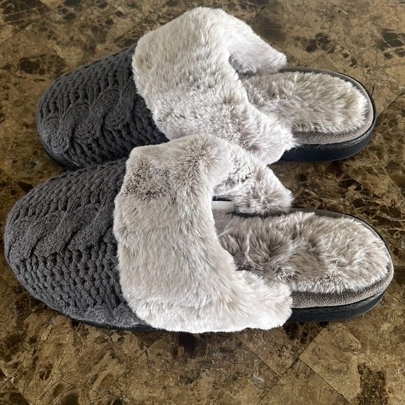Slippers Size M❤️❤️ - Picture 2 of 5